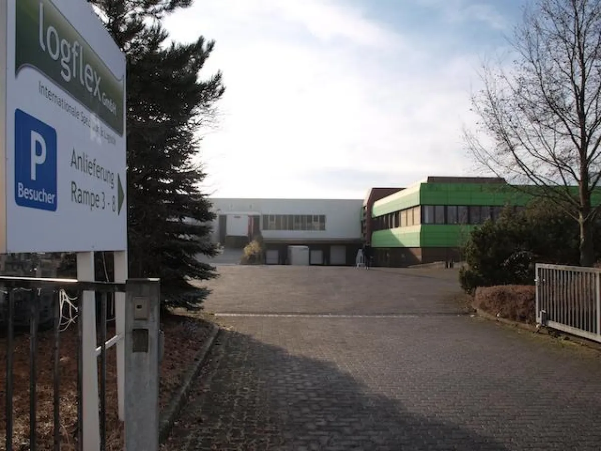 Einfahrt zum neuen Standort der logflex GmbH