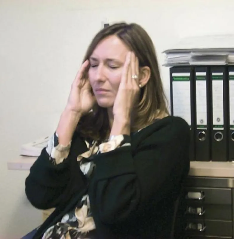 Muskelverspannungen durch überwiegend sitzende Tätigkeiten und Stress können Kopfschmerzen auslösen.