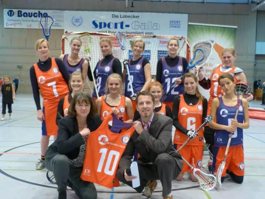 Bild: Lacrosse-Spielerinnen in neuen Trikots bereichern Lübecker Sportgala