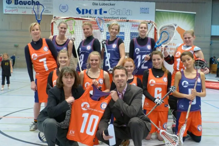 Bild: Lacrosse-Spielerinnen in neuen Trikots bereichern Lübecker Sportgala