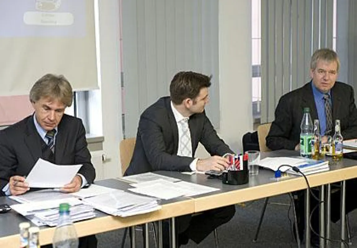 RA Werner Stolz, Holger Dahl und Holger Piening (v.l.) präsentierten die Ergebnisse des Sondierungsgesprächs.