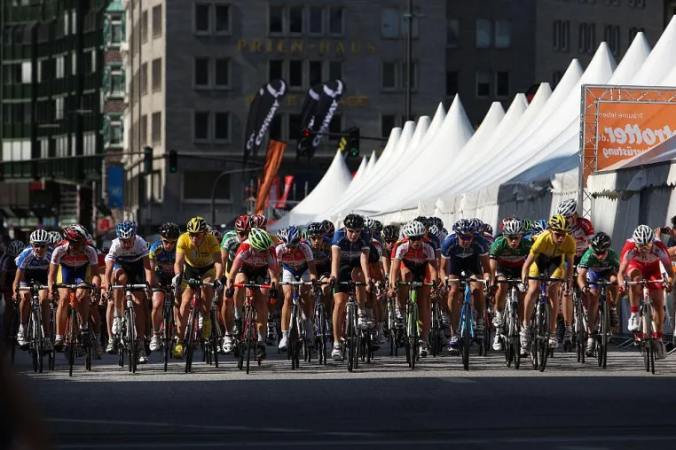 Bild: Vattenfall-Cyclassics – Faltzelte von Swiss Display glänzen als Sonnenschutz