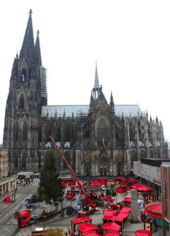 Aufbau des Weihnachtsmarktes am Kölner Dom