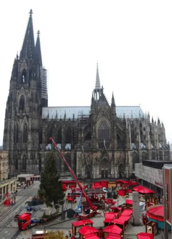 Bild: Der Aufbau des Weihnachtsmarktes am Kölner Dom im Schnelldurchlauf