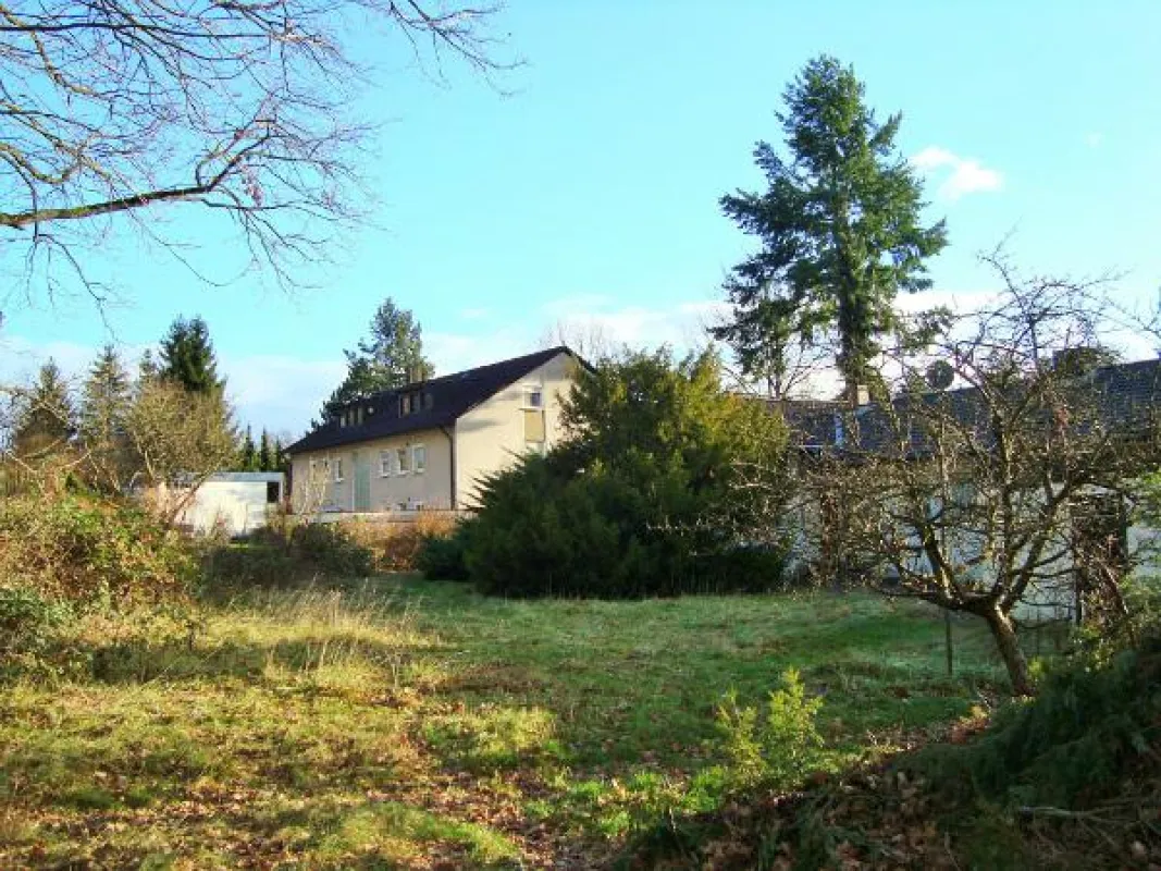 Auf diesem Grundstück in Sieglitzhof lässt die MKK Wohnpark GmbH zwei Wohnhäuser entstehen. Q: MKK