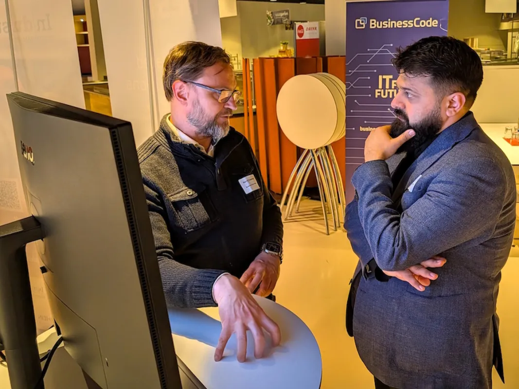 BusinessCode Prokurist Bernd Daamen (links) im Gespräch mit Reza Abdi (Innovation Club DACH)