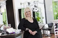 Bild: AKHAARKUNST – mehr als nur ein Haarschnitt.