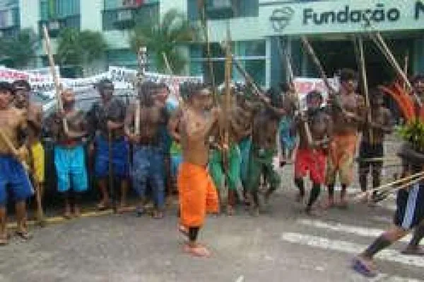 Bild: Yanomami besetzen Flugzeug bei Protesten um Gesundheitsbeauftragten