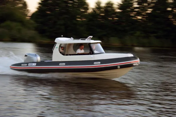 Bild: Schlauchboote mit Kabine