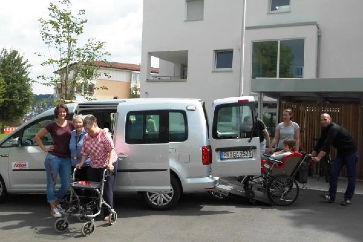 Die Bewohner des Gemeindeintegrierten Wohnhauses freuen sich sehr über ihren neuen Bus.