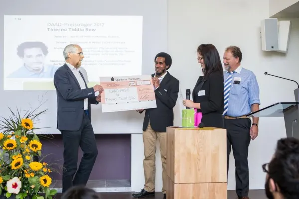 Bild: DAAD-Preis 2017 geht an Thierno Sow