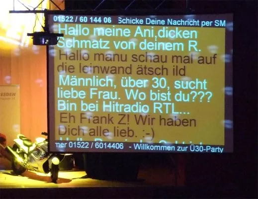 Bild: Sprache lebt – die SMS Chatwall im Deutschen Historischen Museum