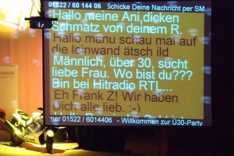 Bild: Sprache lebt – die SMS Chatwall im Deutschen Historischen Museum