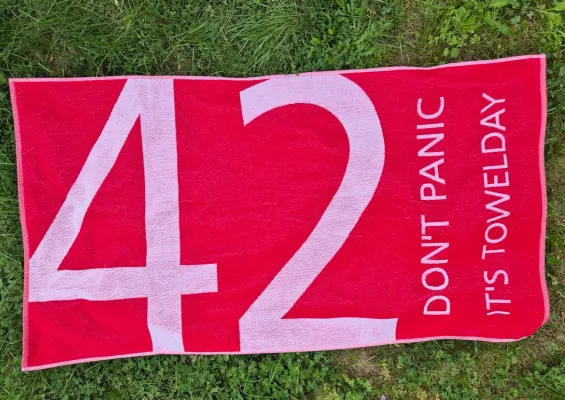 Bild: Zum Towelday: Ein Handtuch, das die Antwort auf (fast) alles ist – für exakt 42 EUR!