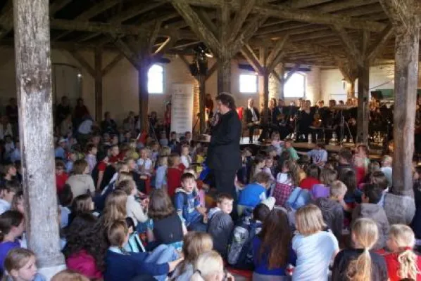 Bild: Festspiele Mecklenburg-Vorpommern: »Kinderüberraschung mit über 350 Kindern - Spiel, Spaß und Spannung«
