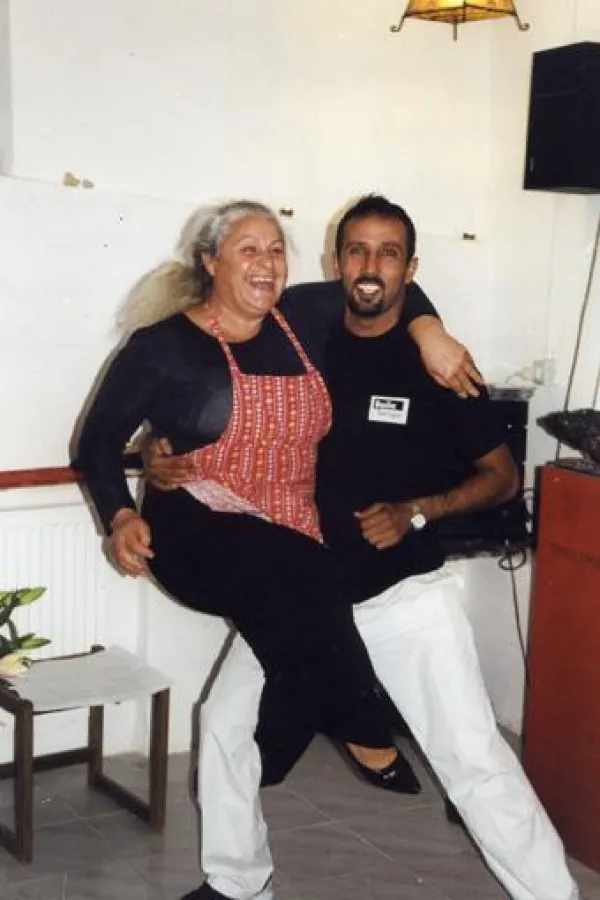 Metin Yasir und Ornella Carletti, Köchin und Leiterin der Kochkurse in La Rogaia  bei  ihrer spontanen 