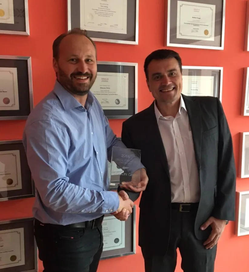 Award Übergabe von Dbvisit EMEA Manager Denis Kuramshin an ASPICON Geschäftsführer Dirk Melzer (li.)