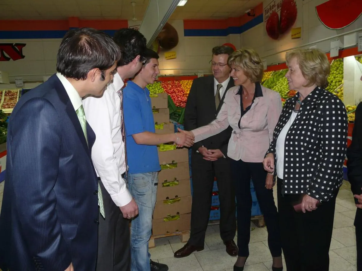 Fr. Wöhrl und Fr. Böhmer mit einem Azubi des CAN Supermarkt (Bild: Mustafa Akbaba)