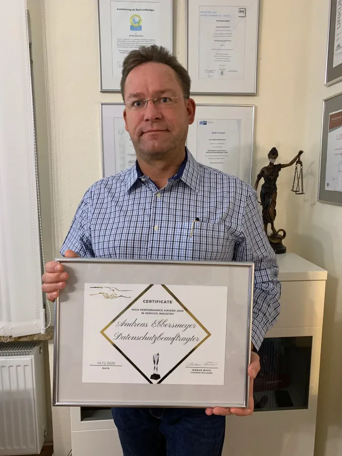 Inhaber Andreas Ebbersmeyer mit dem erhaltenen Zertifikat des High Performance Award 2020