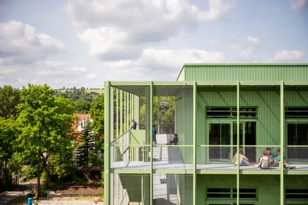 EuroLam Lamellenfenster prägen zukunftsweisenden Schulbau in Weimar Bild: EuroLam Lamellenfenster prägen zukunftsweisenden Schulbau in Weimar