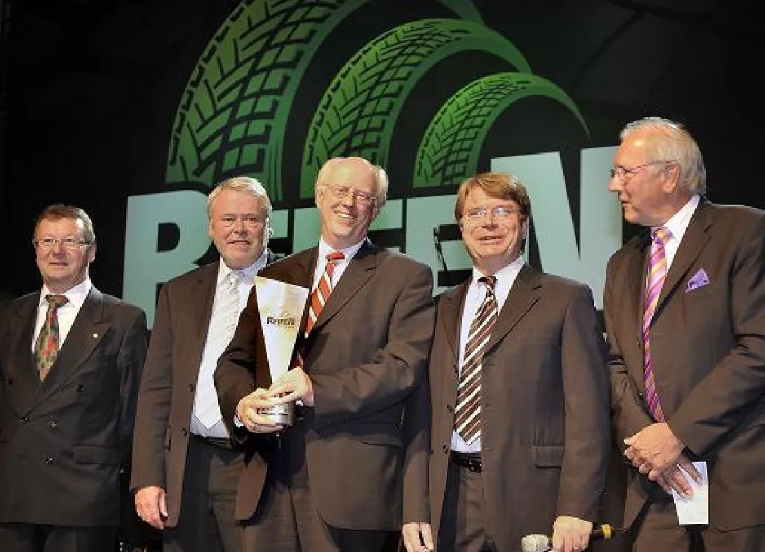 Geschäftsführer Ulrich Pingel (Mitte) erhält den Innovation Award