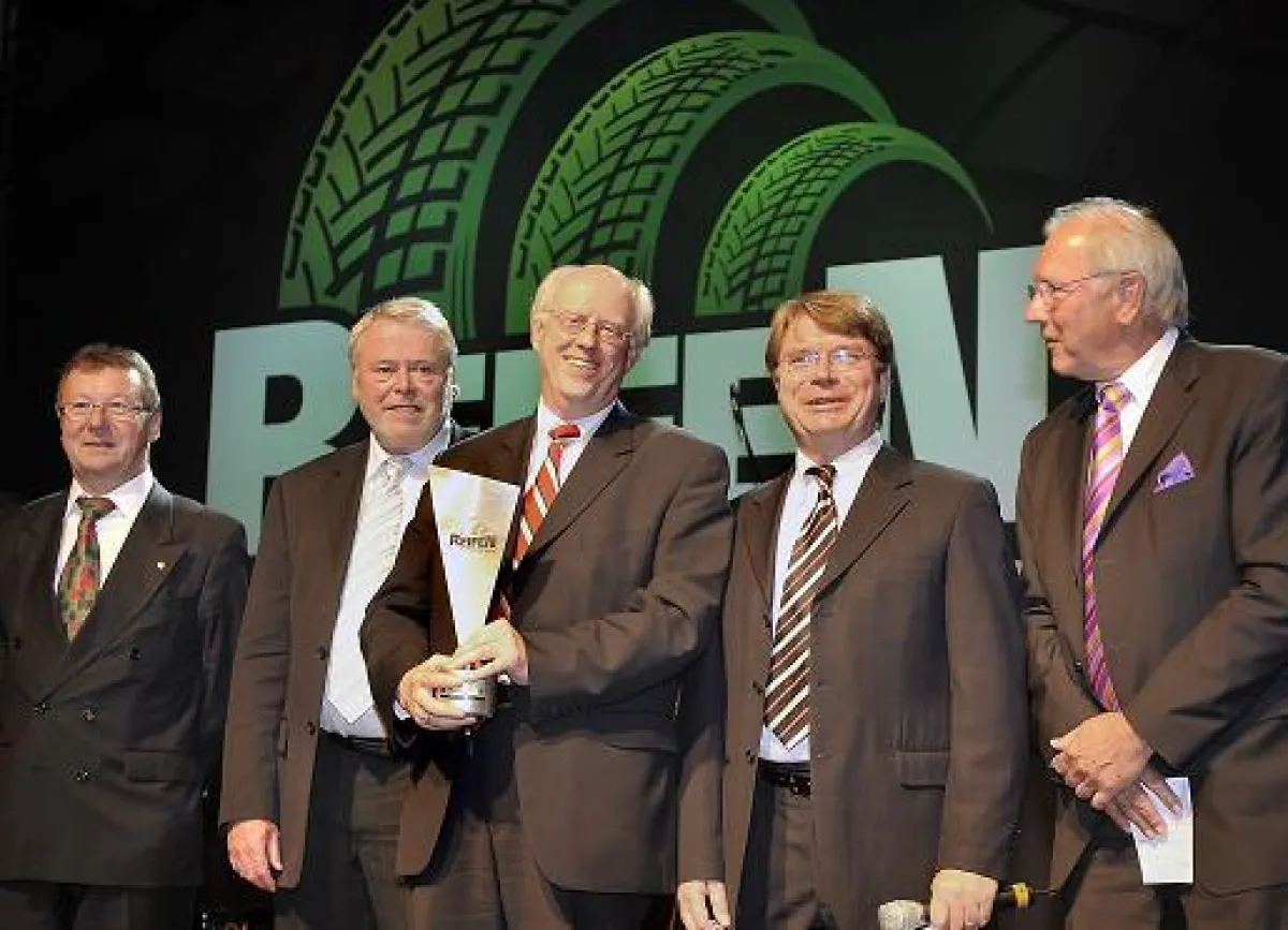 Geschäftsführer Ulrich Pingel (Mitte) erhält den Innovation Award