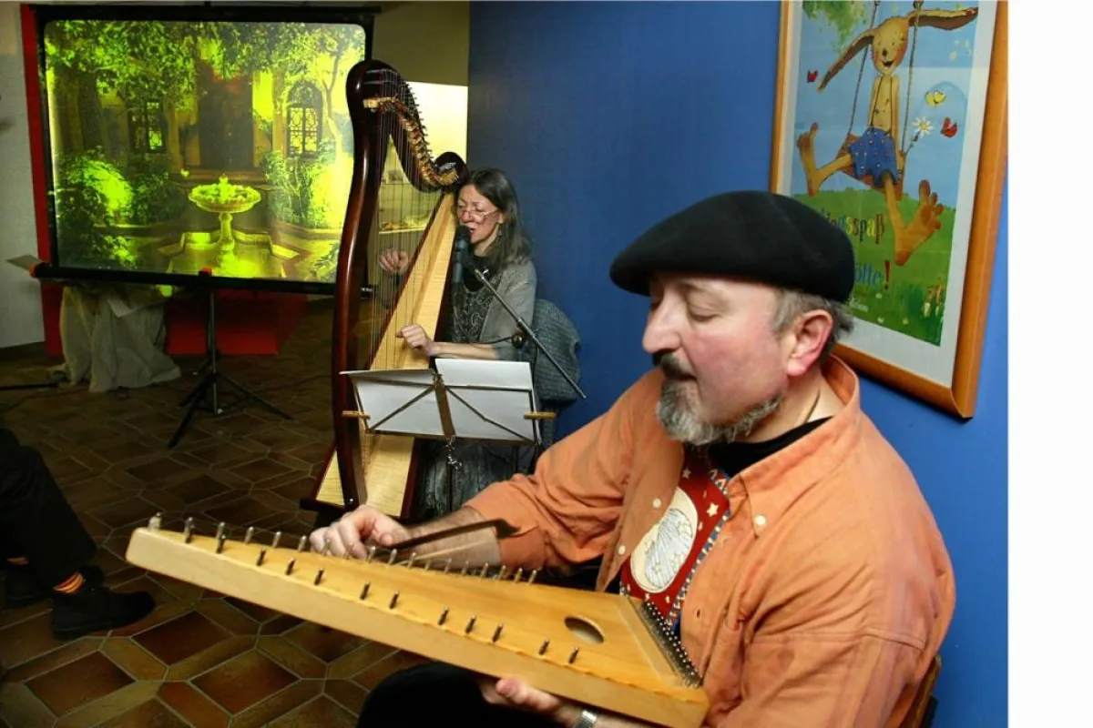 Jupp Fuhs vom Shamrock Duo bei der Wäller Vollmondnacht im Landschaftsmuseum Hachenburg