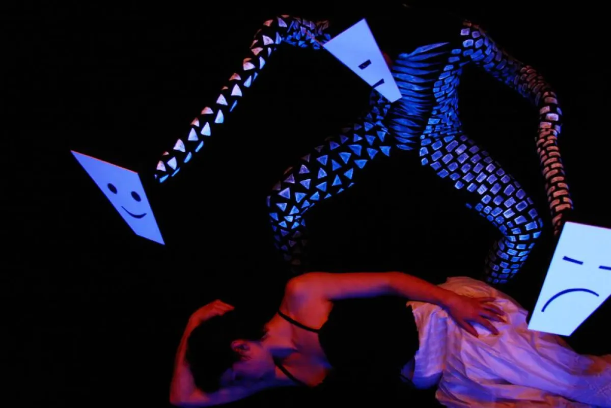 Walkact als Teil des Stadtteilrundgangs in Kranichstein, surrealistische Figur 