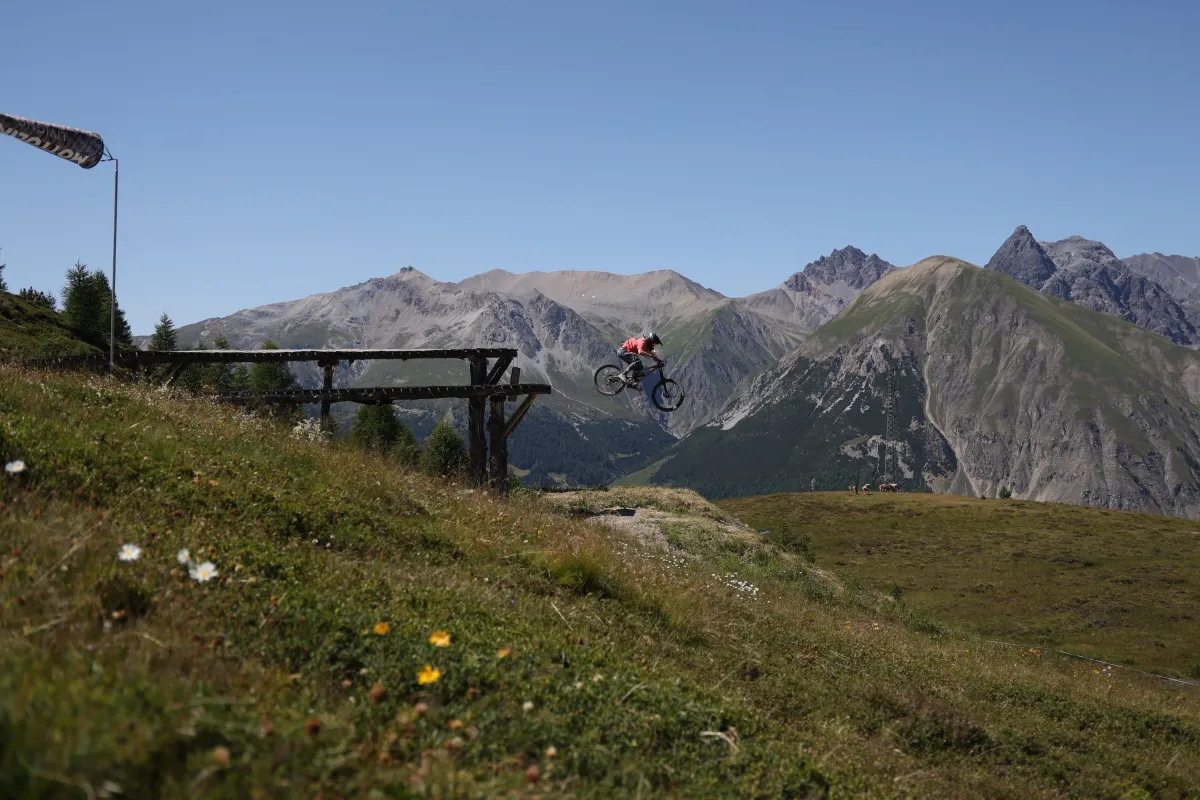 Spektaktuläre Drops im Bikepark von Mottolino (© Björn Ahrndt)