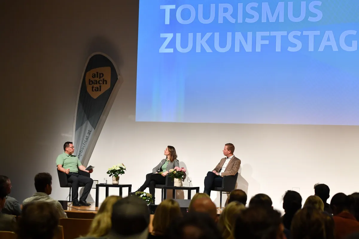 Markus Kofler und Petra Cosentino vom Alpbachtal Tourismus mit CCA-Geschäftsführer Thomas Kahn (© Gabriele Grießenböck )