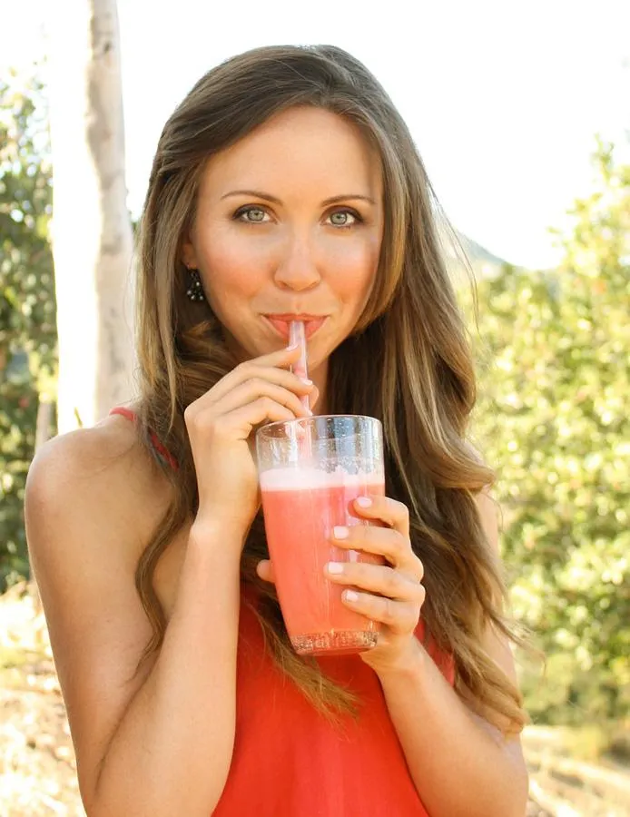 Superfood Expertin Julie Morris mit einem ihrer köstlichen Smoothies