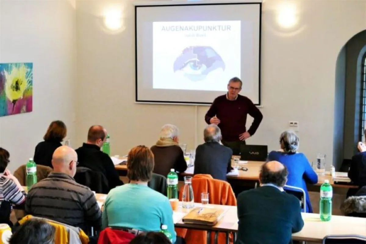 Prof. John Boel hat sich besonders im Bereich der Augenakupunktur einen Namen gemacht.