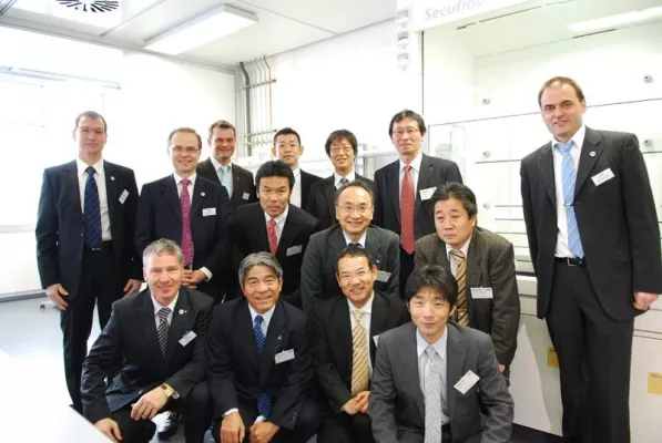 Bild: Japanische Delegation besucht WALDNER Laboreinrichtungen