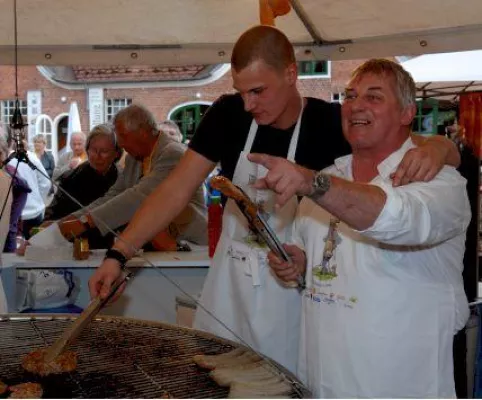 Schauspieler Heinz Hoenig grillte für traumatisierte Kinder Bild: Schauspieler Heinz Hoenig grillte für traumatisierte Kinder