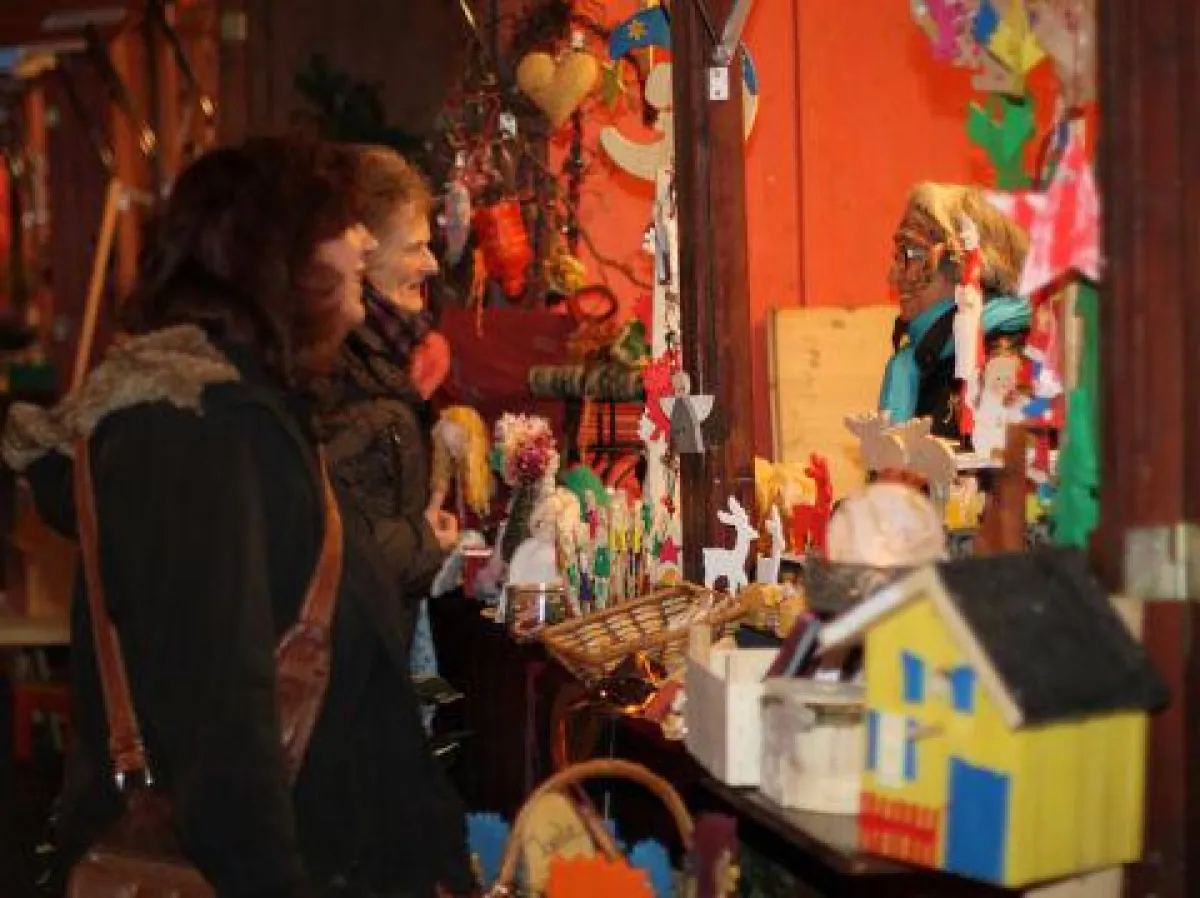 Immer wieder lockt das Winterfeuer.