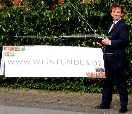Bild: Golo Weber bringt Weinwerbung zum Rotieren - Mit dem ersten ferngesteuerten Werbehubschrauber der Welt
