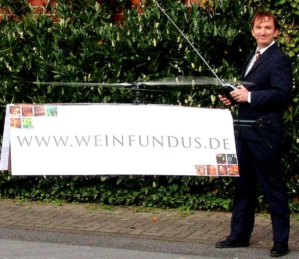 Bild: Golo Weber bringt Weinwerbung zum Rotieren - Mit dem ersten ferngesteuerten Werbehubschrauber der Welt