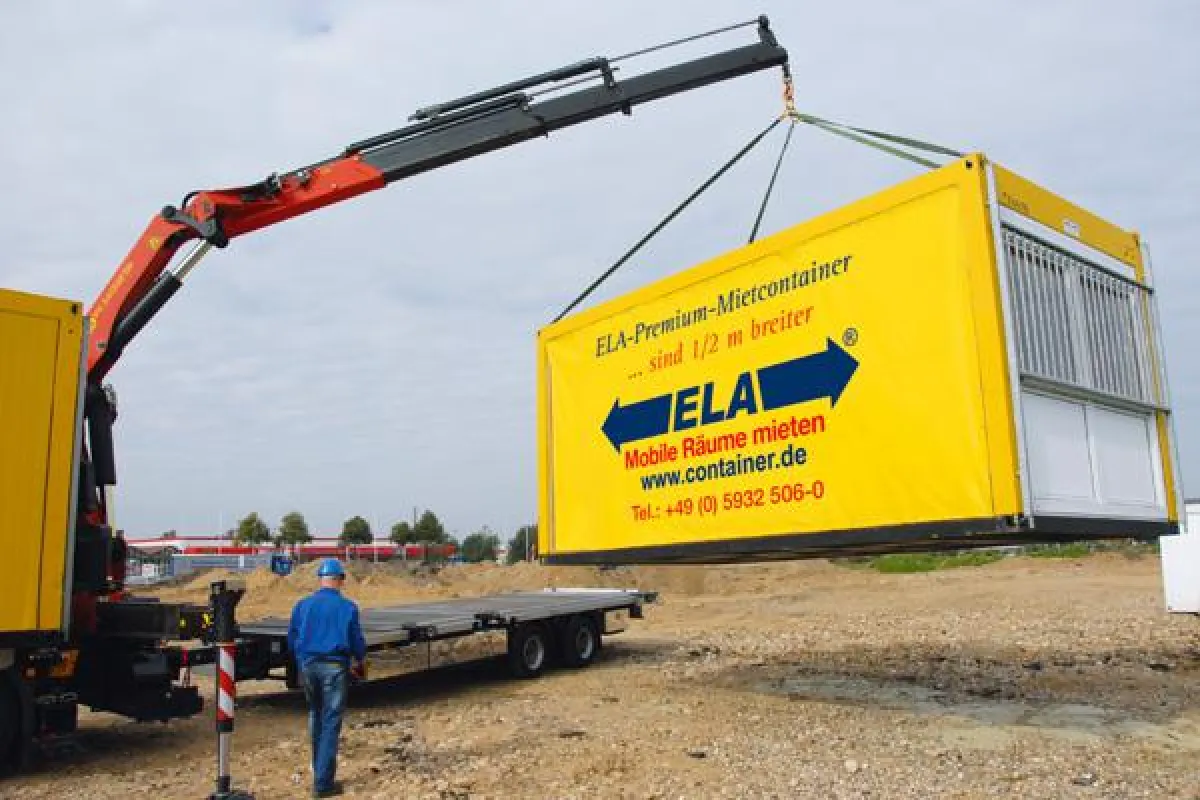 Moderne Krantechnik ist auch beim Aufbau von ELA-Raumsystemen unerlässlich.