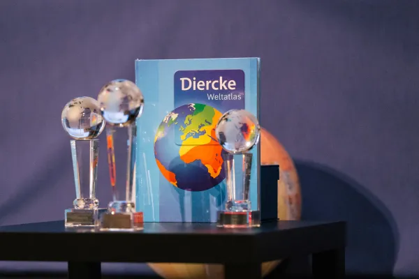 Bild: León Niemietz aus Barcelona gewinnt den Diercke WISSEN Geographiewettbewerb 2022