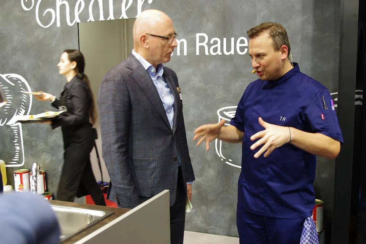 Auf der Internorga im Gespräch: Sternekoch Tim Raue (re.) und Wolfgang Küpper von Papstar.