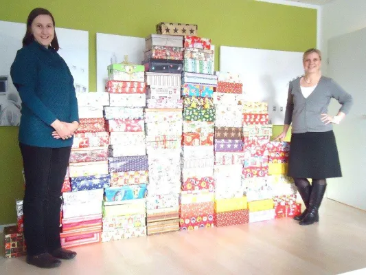 Bild: „Weihnachten im Schuhkarton“ – für 94 Kinder ein frohes Fest. 1a-STARTUP bedankt sich bei allen Spendern.