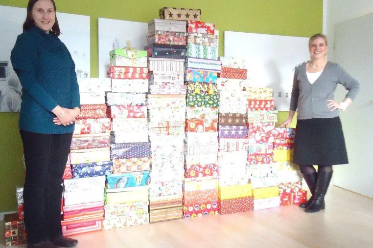 Bild: „Weihnachten im Schuhkarton“ – für 94 Kinder ein frohes Fest. 1a-STARTUP bedankt sich bei allen Spendern.