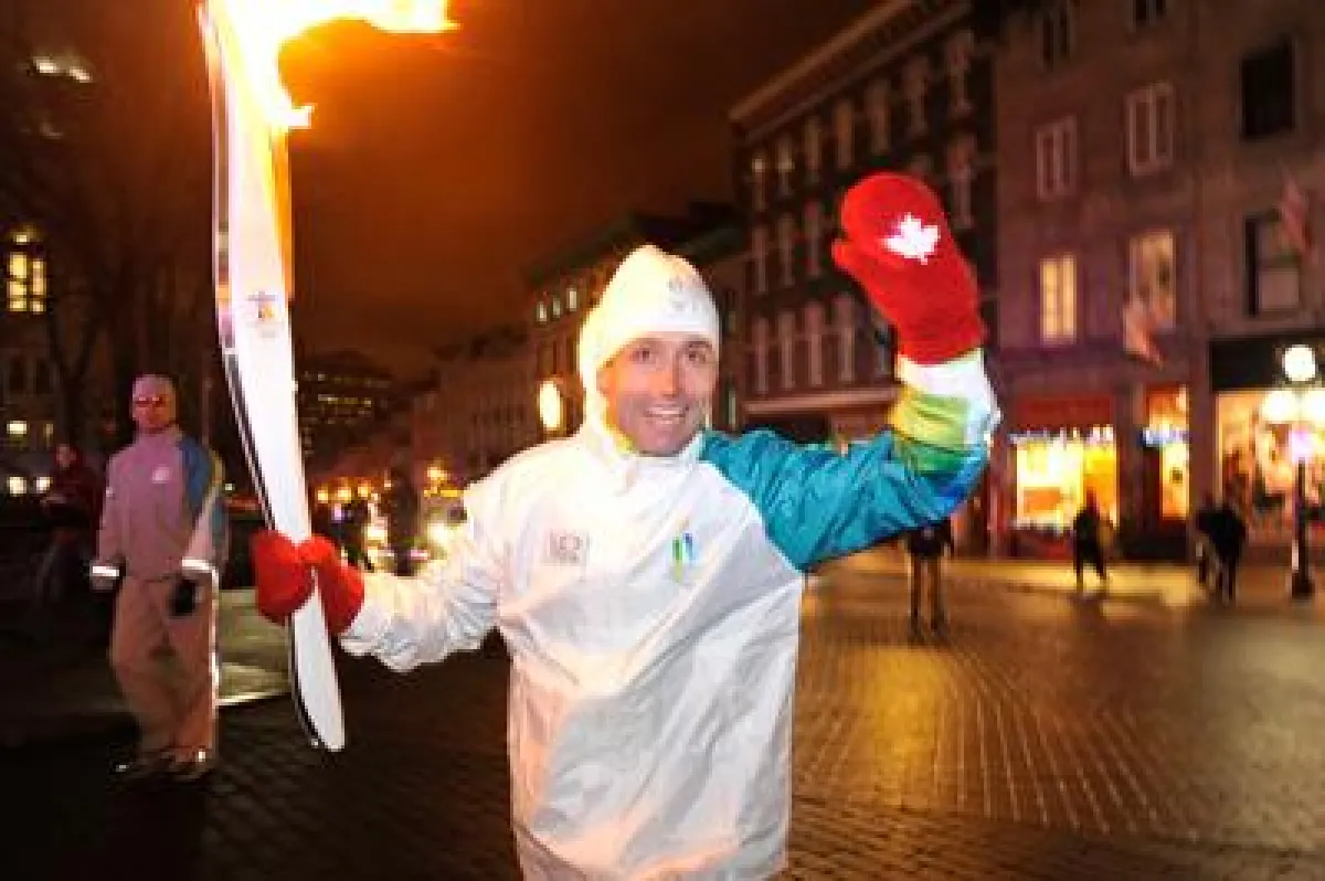 Peter Schlickenrieder trägt die Olympische Flamme durch Québec an Kanadas Ostküste.