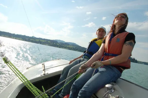 Bild: Neues Kursangebot der Forggensee-Yachtschule - italienisch und Segeln lernen im Allgäu