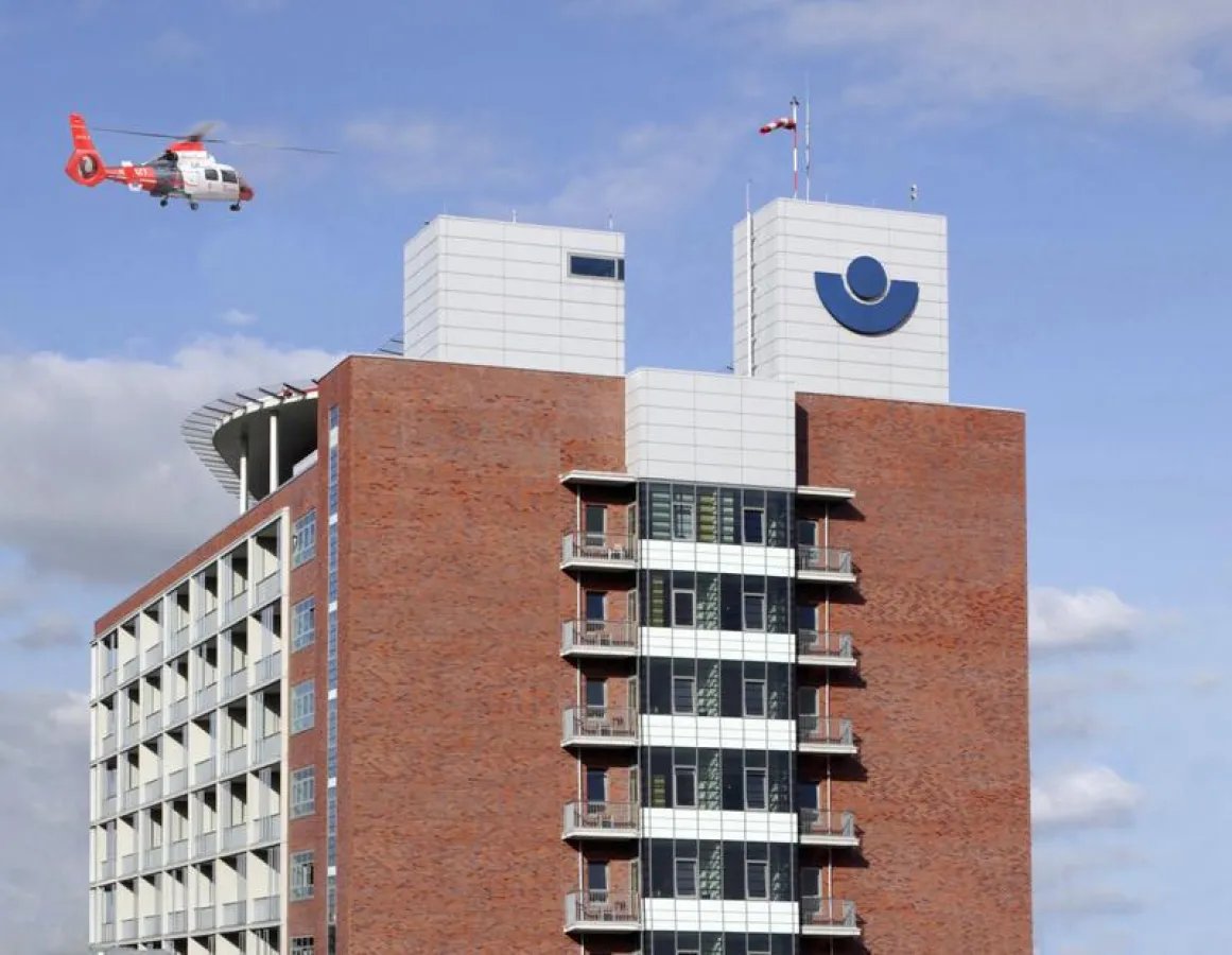 Haus 3 mit Hubschrauberlandeplatz - Bild: BG Universitätsklinikum Bergmannsheil ()