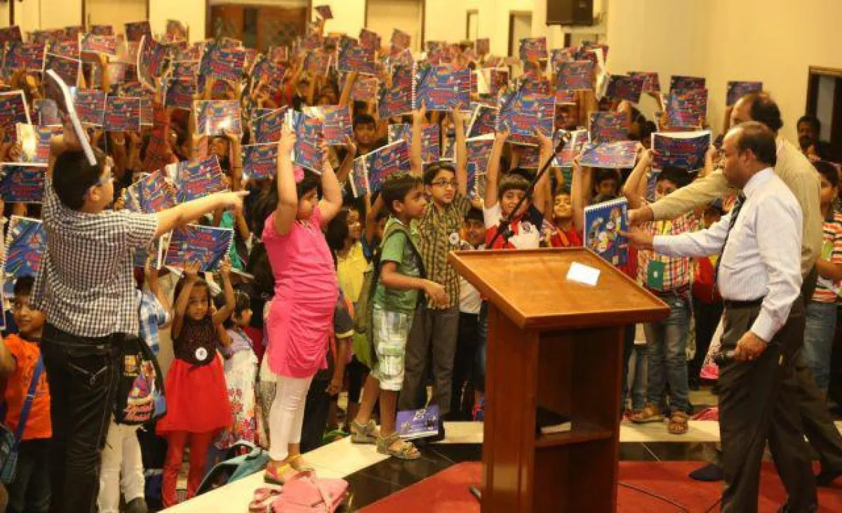Sonntagsschulkinder der St. Gregorios-Gemeinde in Kuwait bekommen eine Kinderbibel.
