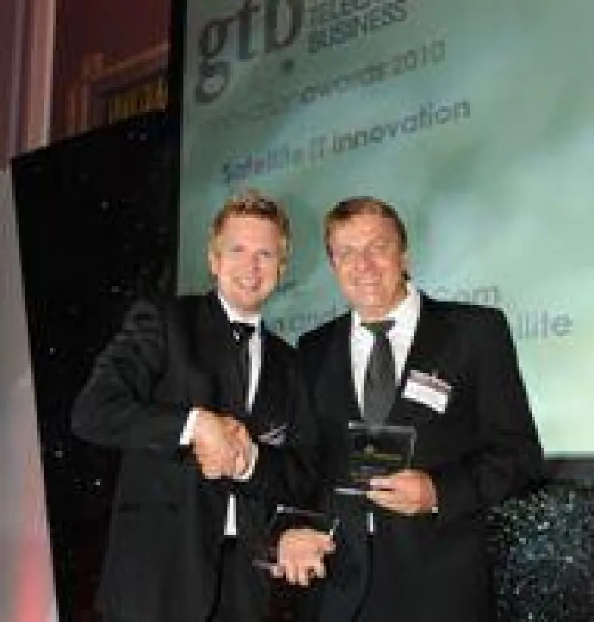 Christian Adolph, Director Marketing, und Axel Daiber, Director IT, nehmen in London für XWARP® den GTB Innovation Award entgegen