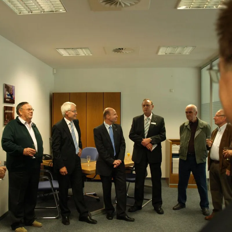 Die Gäste waren überrascht und angetan vom neuen „Kleid“ der Volksbank-Geschäftsstelle in Hochneukirch
