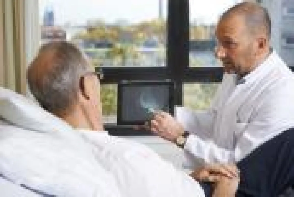 Chefarzt Dr. Klaus Schlüter-Brust im Patientengespräch