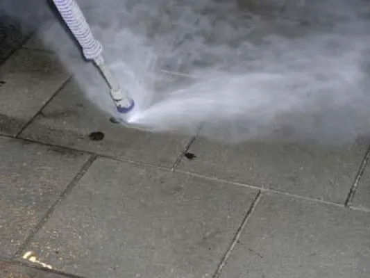 1.500 m² Straßenbahn-Haltestellenfläche um dem Münchner Hauptbahnhof gereinigt Bild: 1.500 m² Straßenbahn-Haltestellenfläche um dem Münchner Hauptbahnhof gereinigt